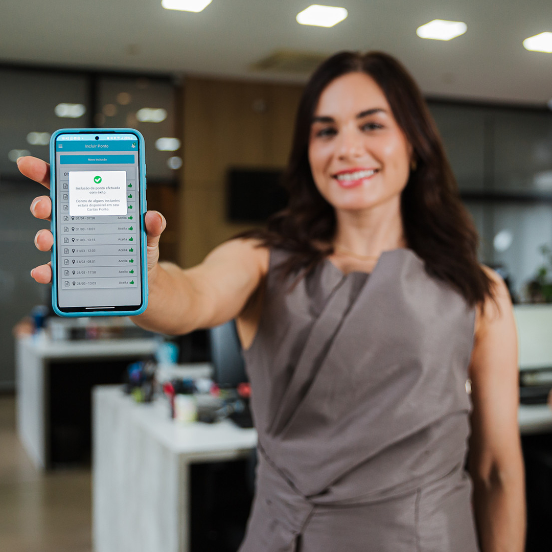 Demonstração de colaboradores usando diferentes modelos de ponto eletrônico no ambiente de trabalho.
